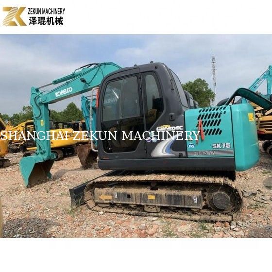 ミニコベルコ SK75 SR UR 元の塗料と6850KGの重量を持つ掘削機