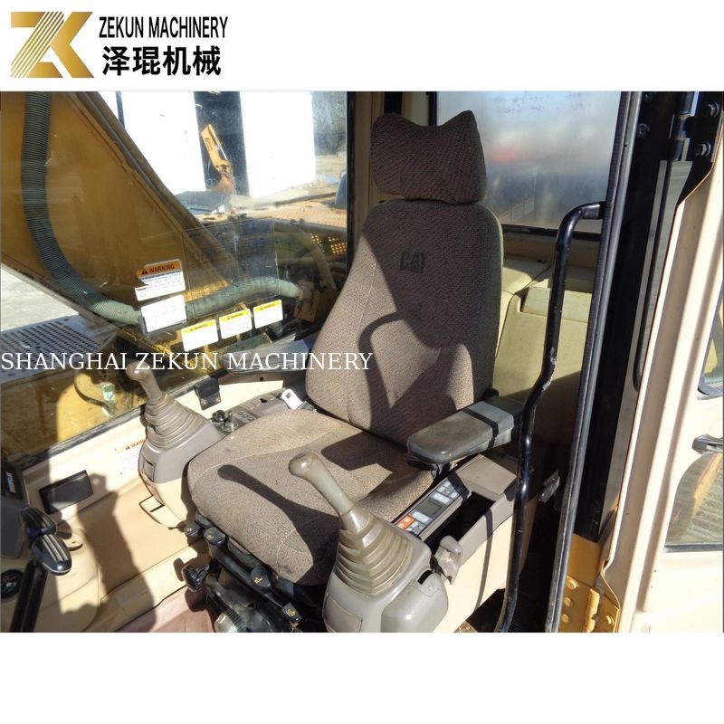 CAT 320 BL エグババターと97kwのカタピラーエンジンで可能になった土の掘削
