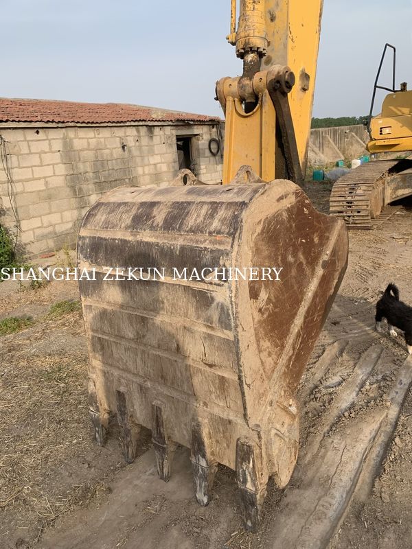 2015年製 コマツ PC210LC-8MO 油圧ショベル、運転質量100kg、最大掘削到達距離9インチ