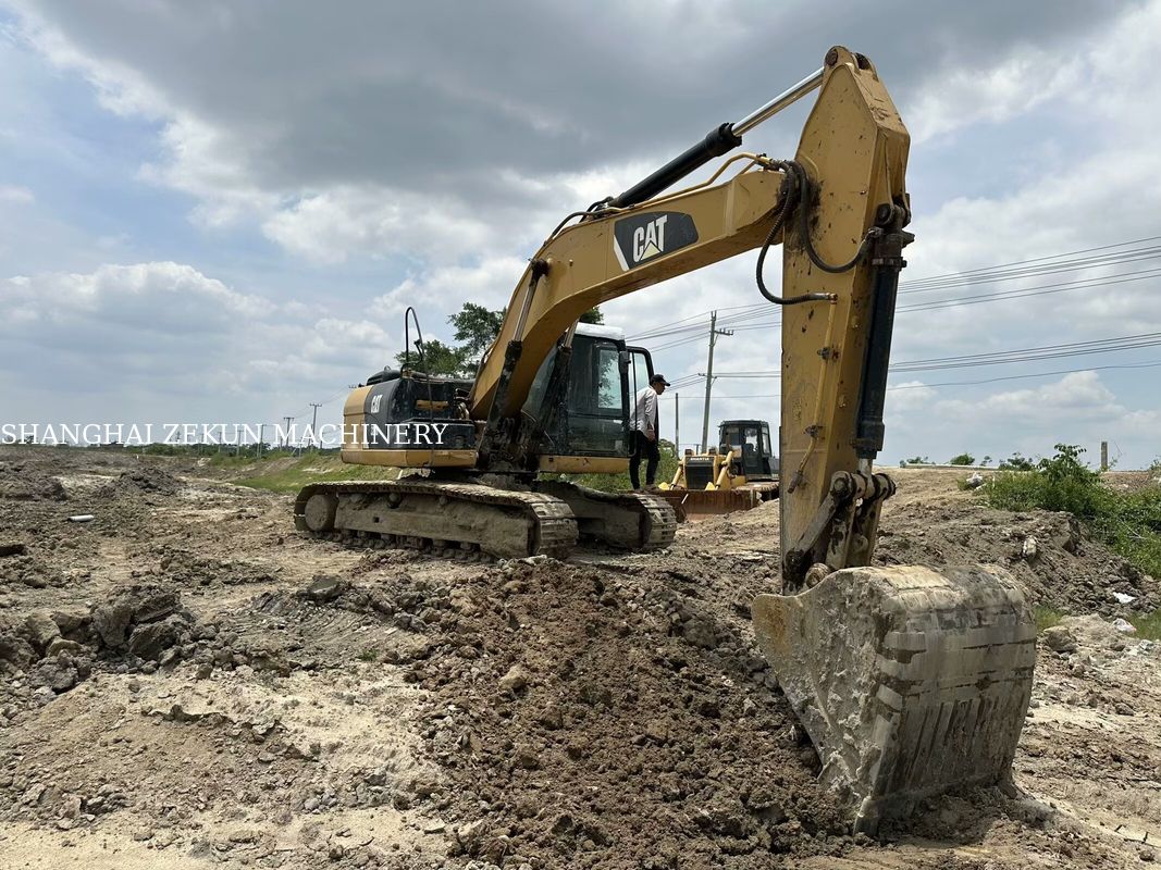 2014 CAT 320D2 掘削機 10 812hrs 性能 水力流量 2 × 214 L/min 移動速度 3.5 / 5.5 Km/h