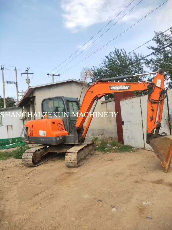 2013年製 Doosan DX60 油圧ショベル、油圧27.5 MPa、最大掘削高さ800 mm